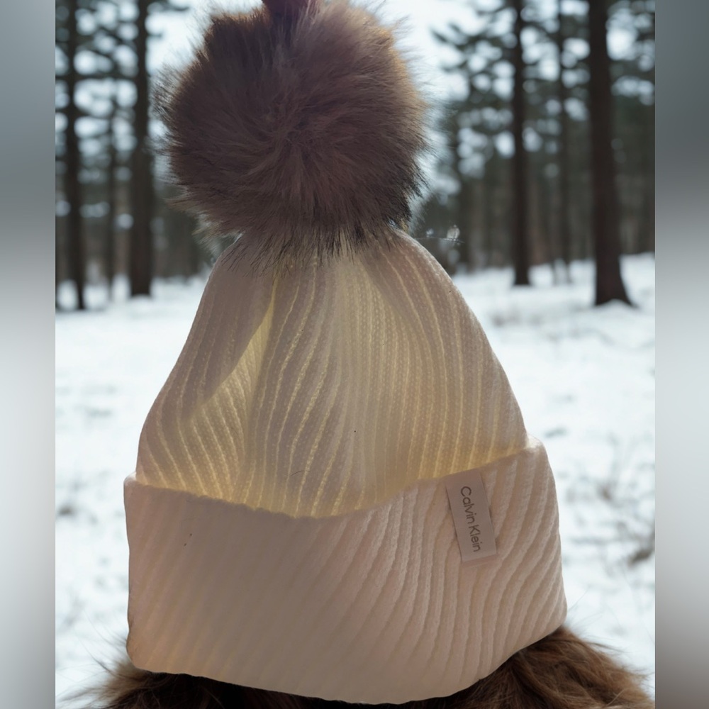 Calvin Klein Women Cream Diagonal Ribbed Knit Beanie Faux Fur‎ Pom Hat NWT